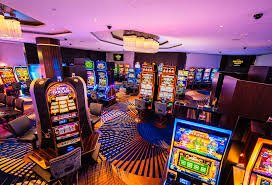 Pengguna mobile membaca halaman video poker